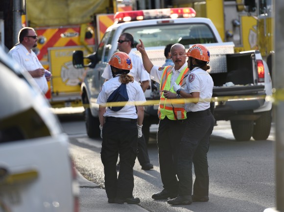 Search and Rescue paramedics prepare to go into Marco Polo apartment building after a fire broke out in it in Honolulu, Hawaii, July 14, 2017. (Reuters/Hugh Gentry)