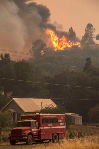 Cal Fire crews provide structure protection near Mariposa Airport after authorities ordered evacuations due to the Detwiler fire in Mariposa, California, U.S. July 18, 2017. (Reuters/Al Golub)