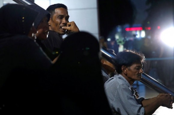 Relatives of victims of human trafficking wait for the sentence after an army general, two provincial politicians and police officers were among the 46 people held guilty in a court in Bangkok, Thailand, July 19, 2017. (Reuters/Jorge Silva)
