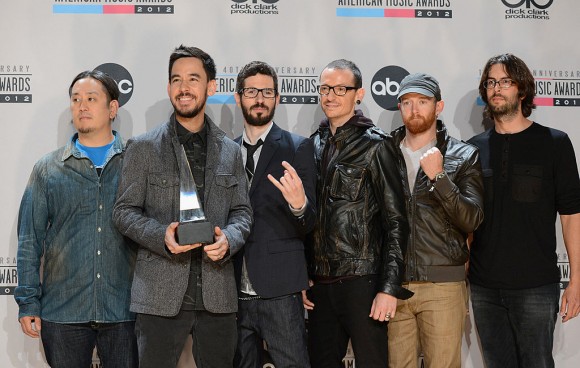 Joe Hahn, Mike Shinoda, Brad Delson, Chester Bennington, Dave Farrell, and Rob Bourdon of Linkin Park pose with the Favorite Alternative Artist award in the press room at the 40th American Music Awards held at Nokia Theatre L.A. Live on November 18, 2012 in Los Angeles, California. (Photo by Jason Merritt/Getty Images)