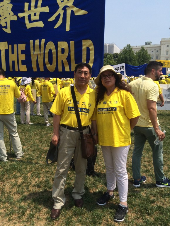  Liu Zhaohe, a former philosophy professor, and his wife Wang Lurui participate in a Falun Gong parade in Washington D.C on July 20, 2017. (Irene Luo/Epoch Times)