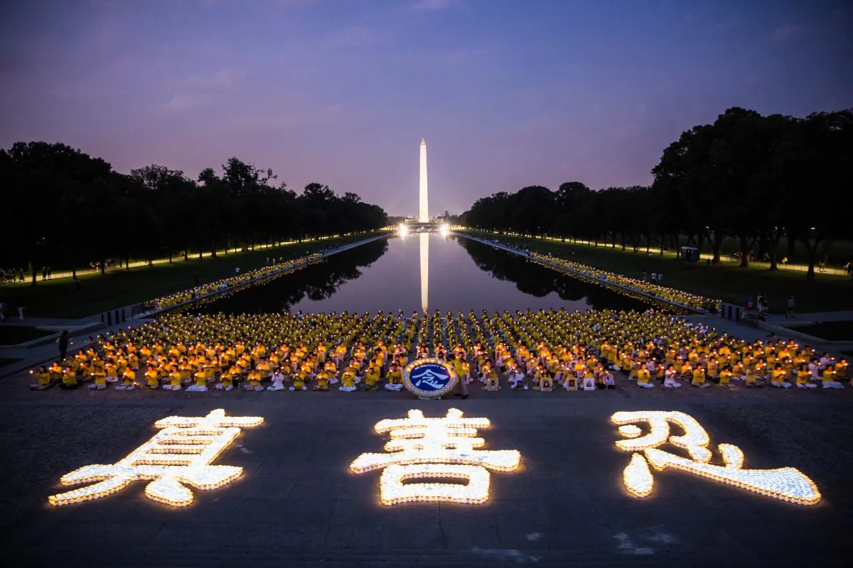 Hundreds of Falun Gong practitioners hold a candlelight vigil at the Lincoln Memorial in Washington on July 20, 2017, to honor those who have died during the persecution in China that the Chinese regime started on July 20, 1999. (Benjamin Chasteen/The Epoch Times)