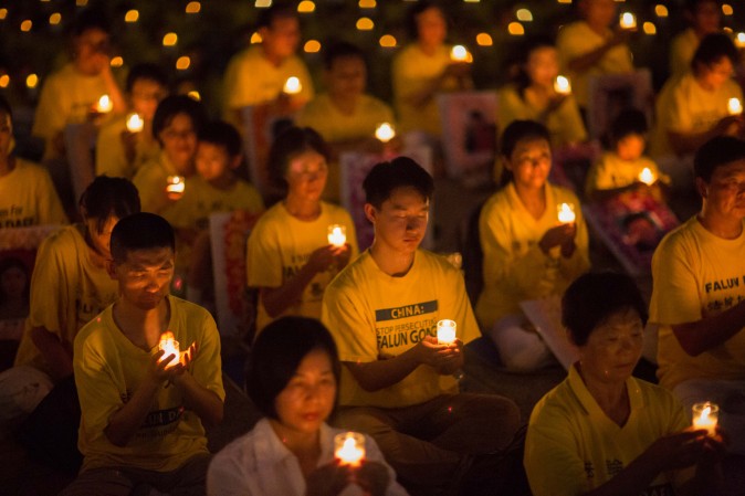 Hundreds of Falun Gong practitioners hold a candlelight vigil at the Lincoln Memorial in Washington on July 20, 2017, to honor those who have died during the persecution in China that the Chinese regime started on July 20, 1999. (Benjamin Chasteen/The Epoch Times)