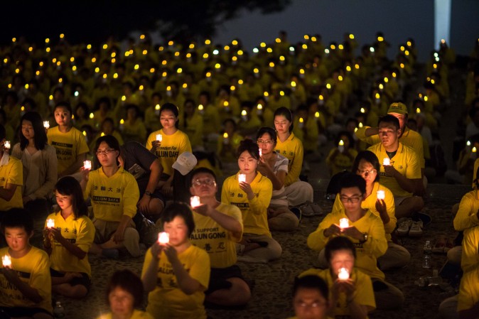 Hundreds of Falun Gong practitioners hold a candlelight vigil at the Lincoln Memorial in Washington on July 20, 2017, to honor those who have died during the persecution in China that the Chinese regime started on July 20, 1999. (Benjamin Chasteen/The Epoch Times)