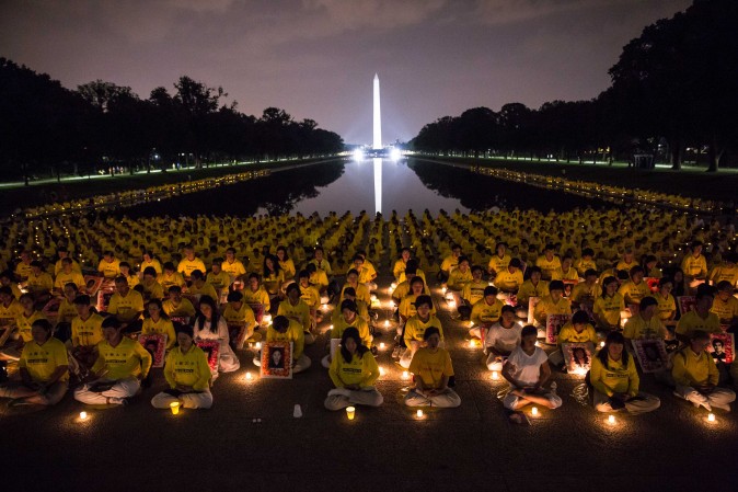 Hundreds of Falun Gong practitioners hold a candlelight vigil at the Lincoln Memorial in Washington on July 20, 2017, to honor those who have died during the persecution in China that the Chinese regime started on July 20, 1999. (Benjamin Chasteen/The Epoch Times)