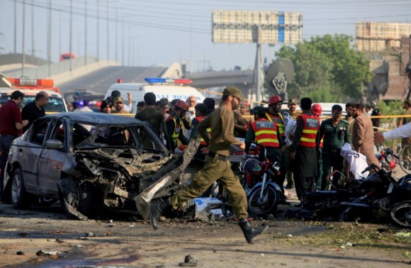 Rescue workers and policemen gather after a suicide blast in Lahore, Pakistan July 24, 2017. (Reuters/Mohsin Raza)