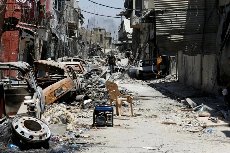 A member of the Iraqi Federal Police runs for cover on the frontline in the Old City, June 28, 2017. (Reuters/Ahmed Jadallah)