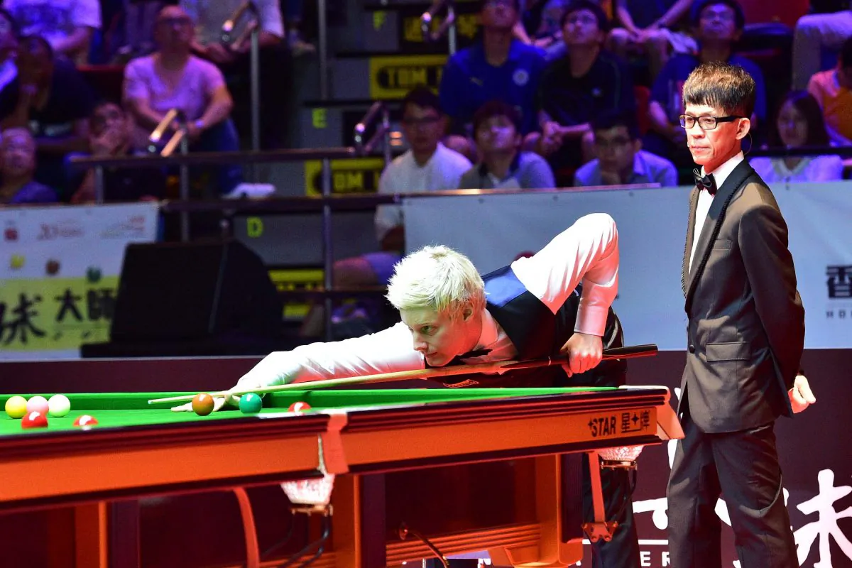 Neil Robertson in action in his quarter final match, in which he defeated World No1 Mark Selby. He went on to overcome Hong Kong born Marco Fu in the semi-final and then picked up the Masters Trophy by winning a thrilling final against the ever popular Ronnie O’Sullivan, at the
Queen Elizabeth Stadium, on Sunday July 23. Robertson picked up a winner’s prize of 100,000 GBP. (Bill Cox/Epoch Times)