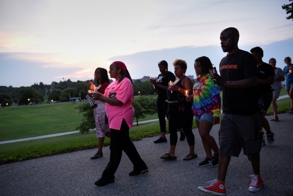 People participate in the "Peace Walk" event at Patterson Park during the 72 hour community-led Baltimore Ceasefire against gun violence in Baltimore, Maryland, U.S. August 4, 2017.(Reuters/Sait Serkan Gurbuz)