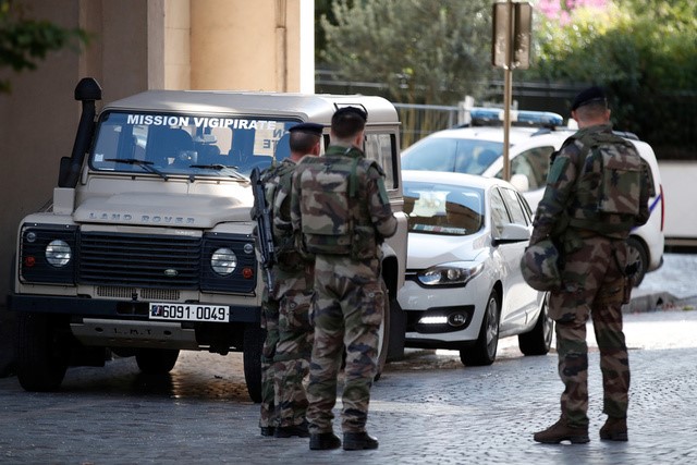 Soldiers secure the street near the scene where French soliders were hit and injured by a vehicle in the western Paris suburb of Levallois-Perret, France, August 9, 2017.     REUTERS/Benoit Tessier