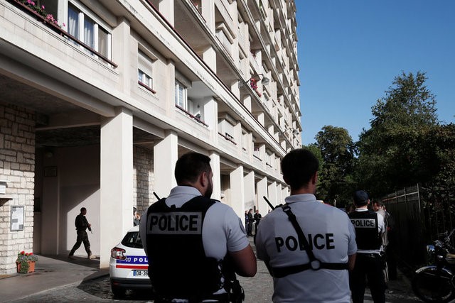 Armed police secure the scene where French soliders were hit and injured by a vehicle in the western Paris suburb of Levallois-Perret, France, August 9, 2017.     REUTERS/Benoit Tessier