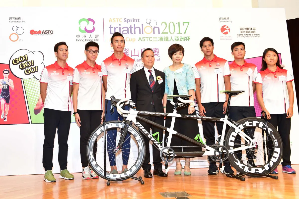 Some of Hong Kong’s elite Triathlon athletes together with Kam Yiu Ming, President of the HK Triathlon Association and Miss Micky Cho, Chief Marketing Officer of Hong Kong Life. (Bill Cox/Epoch Times)