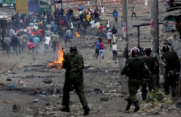 Anti riot policemen attempt to disperse protesters, supporting opposition leader Raila Odinga, in Mathare, in Nairobi, Kenya August 12, 2017. (Reuters/Thomas Mukoya)