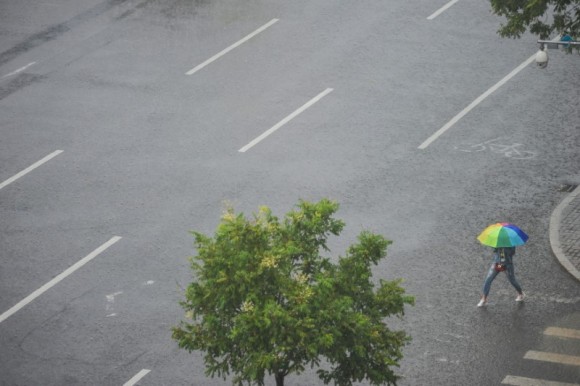 A woman holding an umbrella makes her way during a rainstorm in Beijing, China August 12, 2017. (Reuters/Stringer)