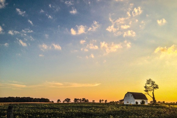 The sun sets over an old barn in Plain City, Ohio, in August 2013. (Charlotte Cuthbertson/Epoch Times)