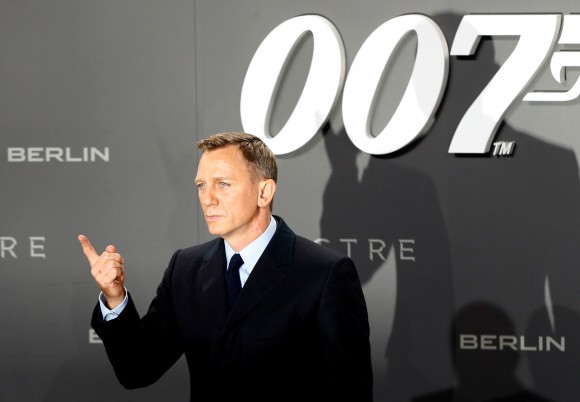 Actor Daniel Craig poses for photographers on the red carpet at the German premiere of the new James Bond 007 film "Spectre" in Berlin, Germany, October 28, 2015. (Reuters/Fabrizio Bensch/File Photo)