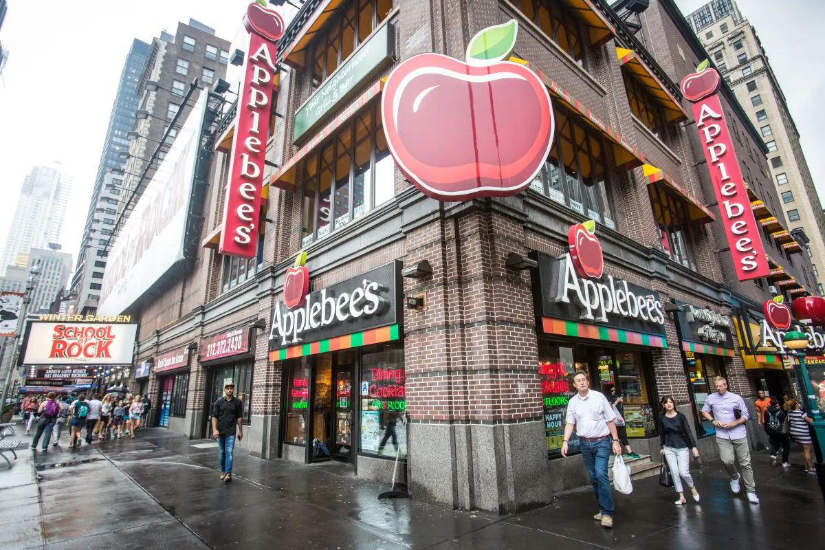 An Applebee's restaurant at Times Square in New York on Aug. 15, 2017. (Benjamin Chasteen/The Epoch Times)
