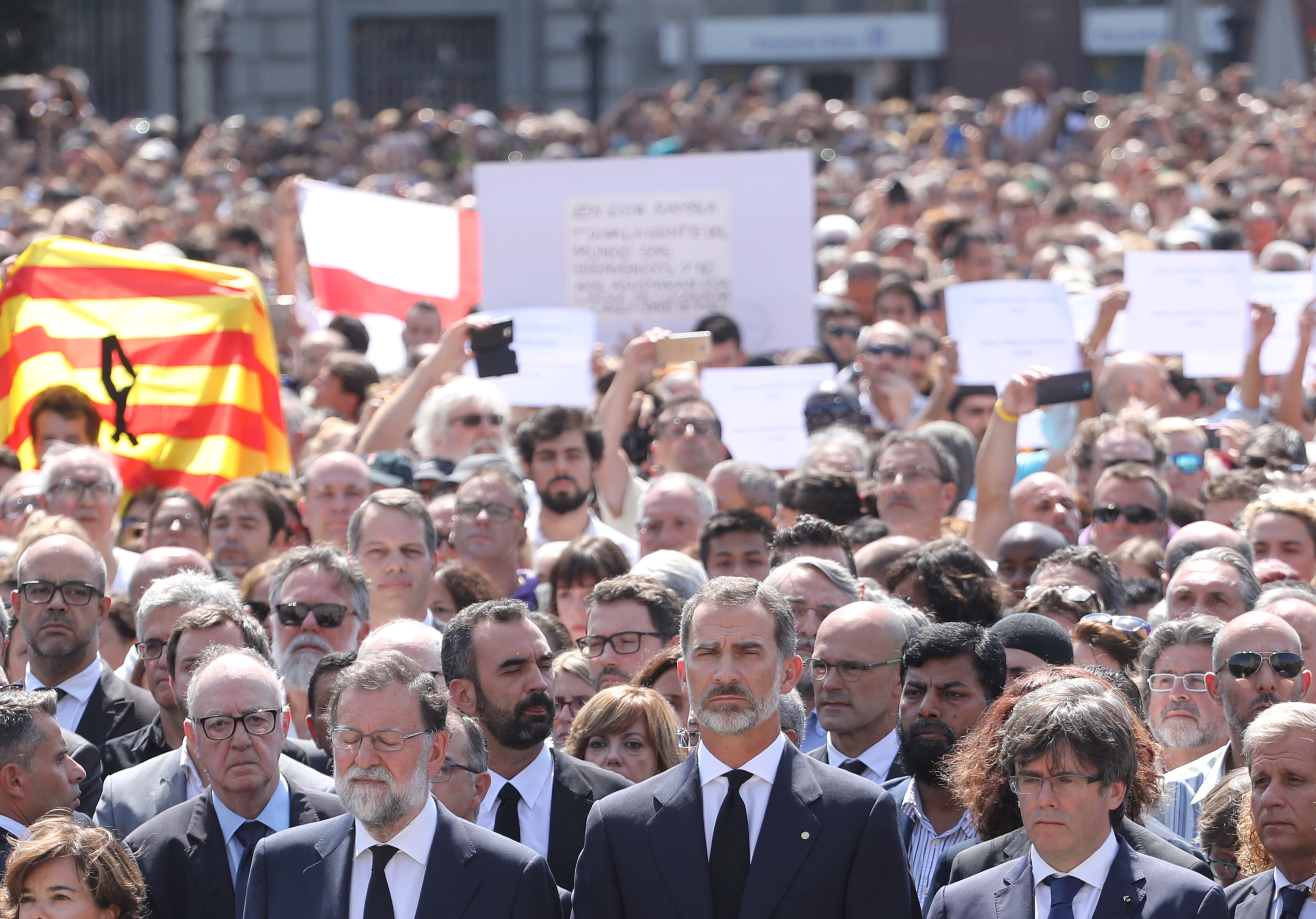 REFILE - CORRECTING GRAMMAR King Felipe of Spain stands between Prime Minister Mariano Rajoy and President of the Generalitat of Catalonia Carles Puigdemont as they observe a minute of silence in Placa de Catalunya, a day after a van crashed into pedestrians at Las Ramblas in Barcelona, Spain August 18, 2017. (REUTERS/Sergio Perez)