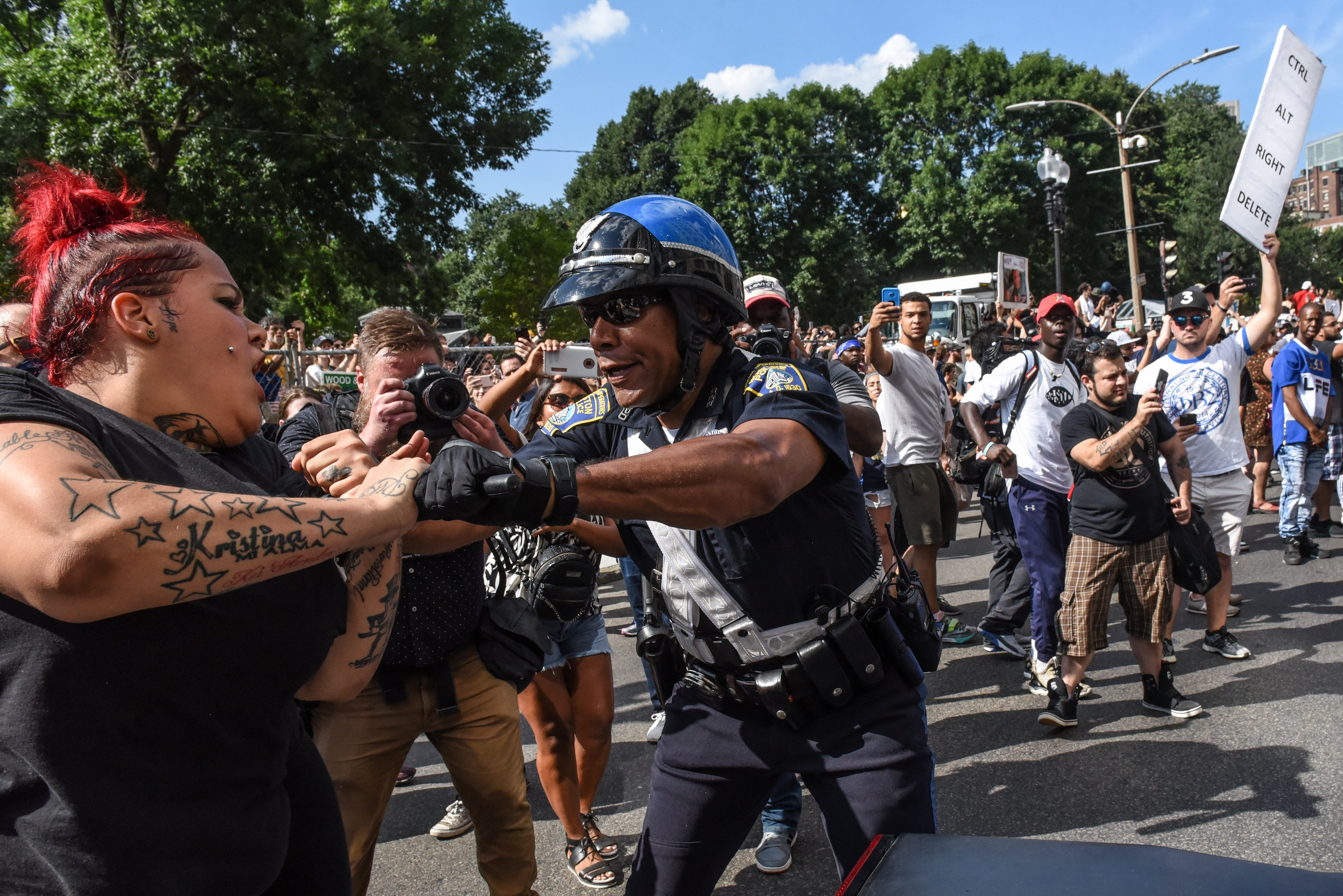 Counter protesters clash with Boston Police outside of the Boston Commons and the Boston Free Speech Rally in Boston, Massachusetts, U.S., Aug. 19, 2017. (REUTERS/Stephanie Keith)
