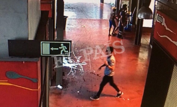 A watermarked CCTV frame grab provided by Spanish newspaper El Pais shows a suspect walking through La Boqueria market seconds after a van crashed into pedestrians in Barcelona, Spain on August 17, 2017. (Courtesy of El Pais via REUTERS)