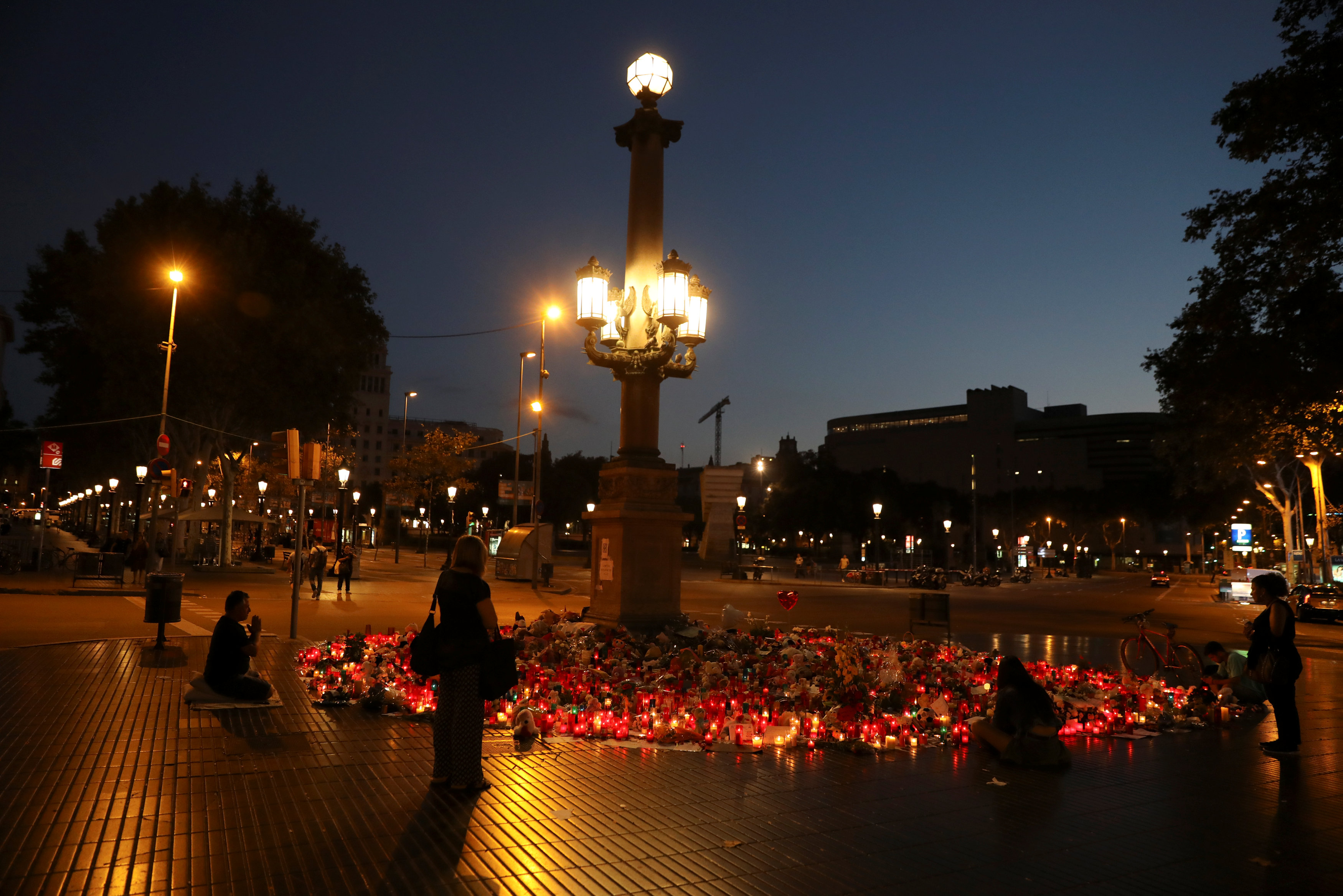 People gather at an impromptu memorial where a van crashed into pedestrians at Las Ramblas in Barcelona, Spain on August 21, 2017. (REUTERS/Susana Vera)