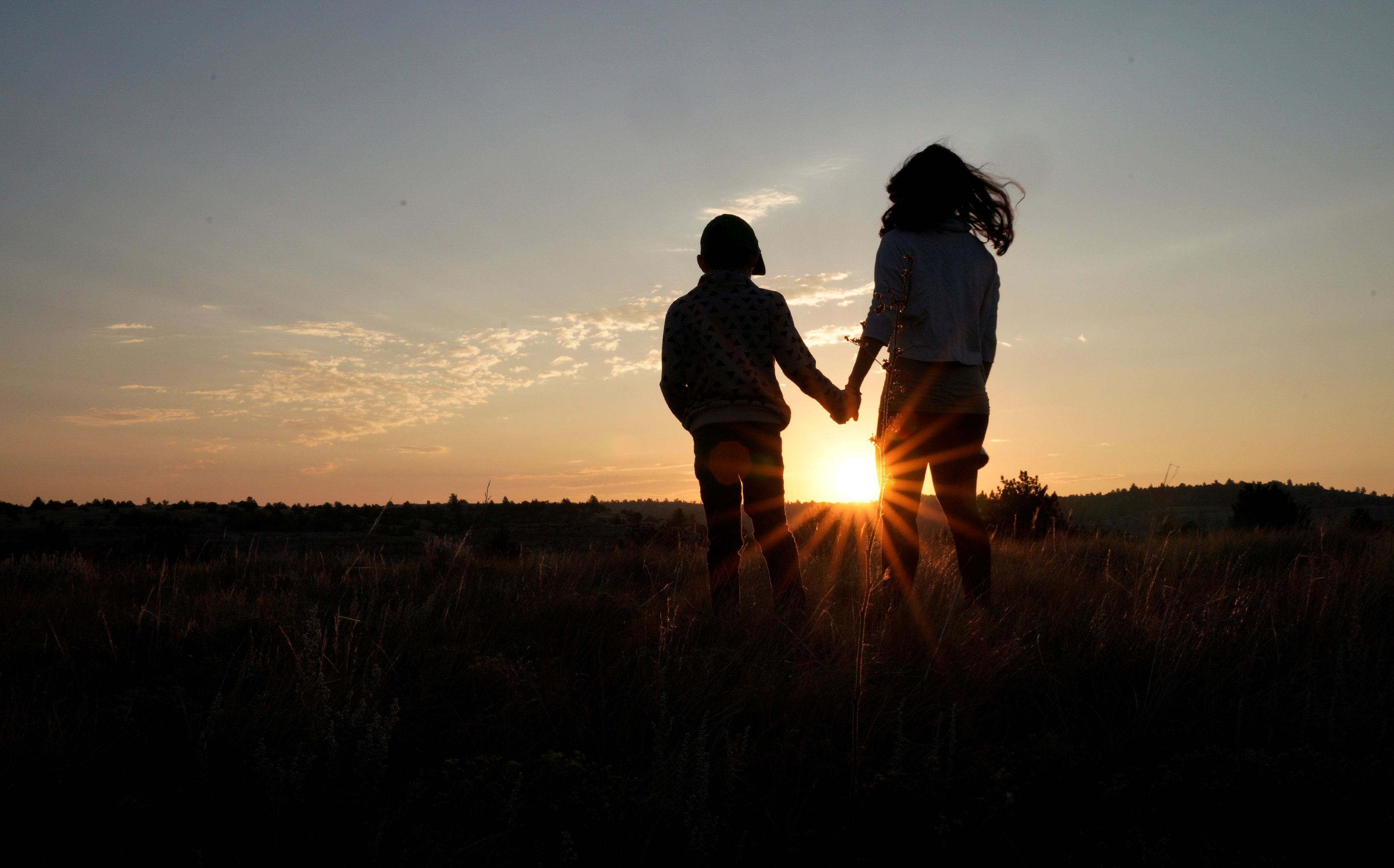 Lauren Coria-Avila and her daughter Sielh Avila watch the sunrise as they wait for the solar eclipse in Guernsey, Wyoming on Aug. 21, 2017. (REUTERS/Rick Wilking)