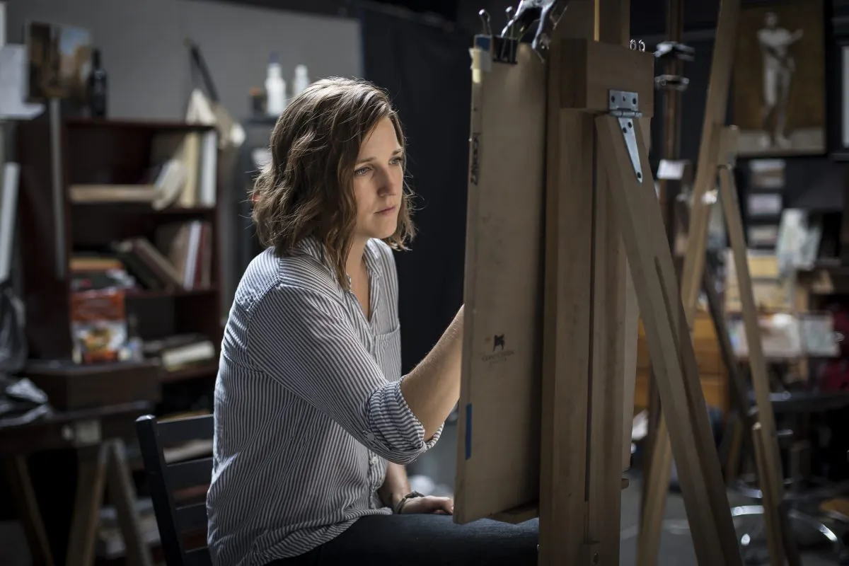 Artist Jessica Leigh Artman works on a drawing at Grand Central Atelier in Queens, New York, on Aug. 11, 2017. (Samira Bouaou/The Epoch Times)