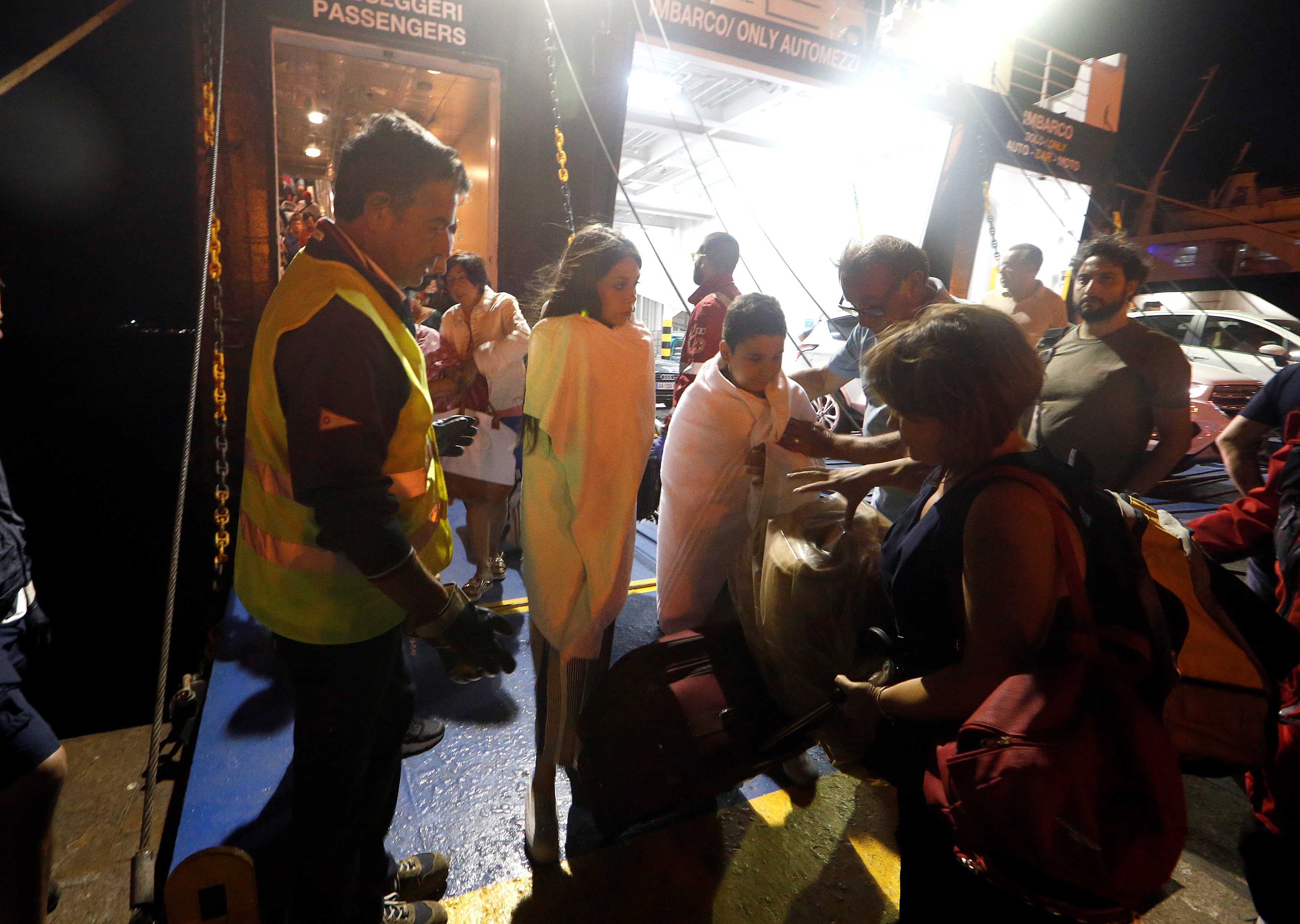 Tourists disembark from a ferry at Pozzuoli harbour after an earthquake hit the island of Ischia, in Naples, Italy on August 22, 2017. (REUTERS/Ciro De Luca)