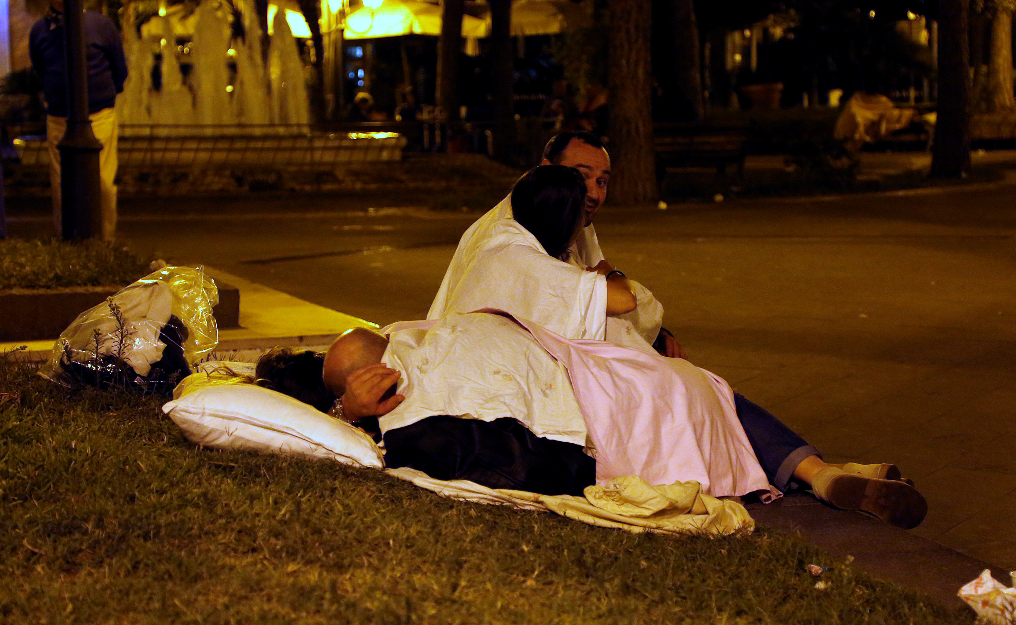 People sleep in the street on early morning after an earthquake hit the island of Ischia, off the coast of Naples, Italy on August 22, 2017. (REUTERS/Ciro De Luca)
