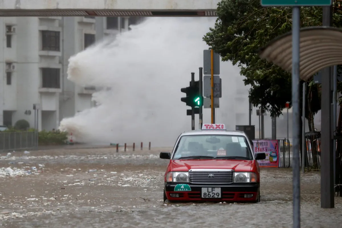 Waves triggered by Typhoon Hato are seen in Hong Kong, China August 23, 2017. (Reuters/Tyrone Siu)