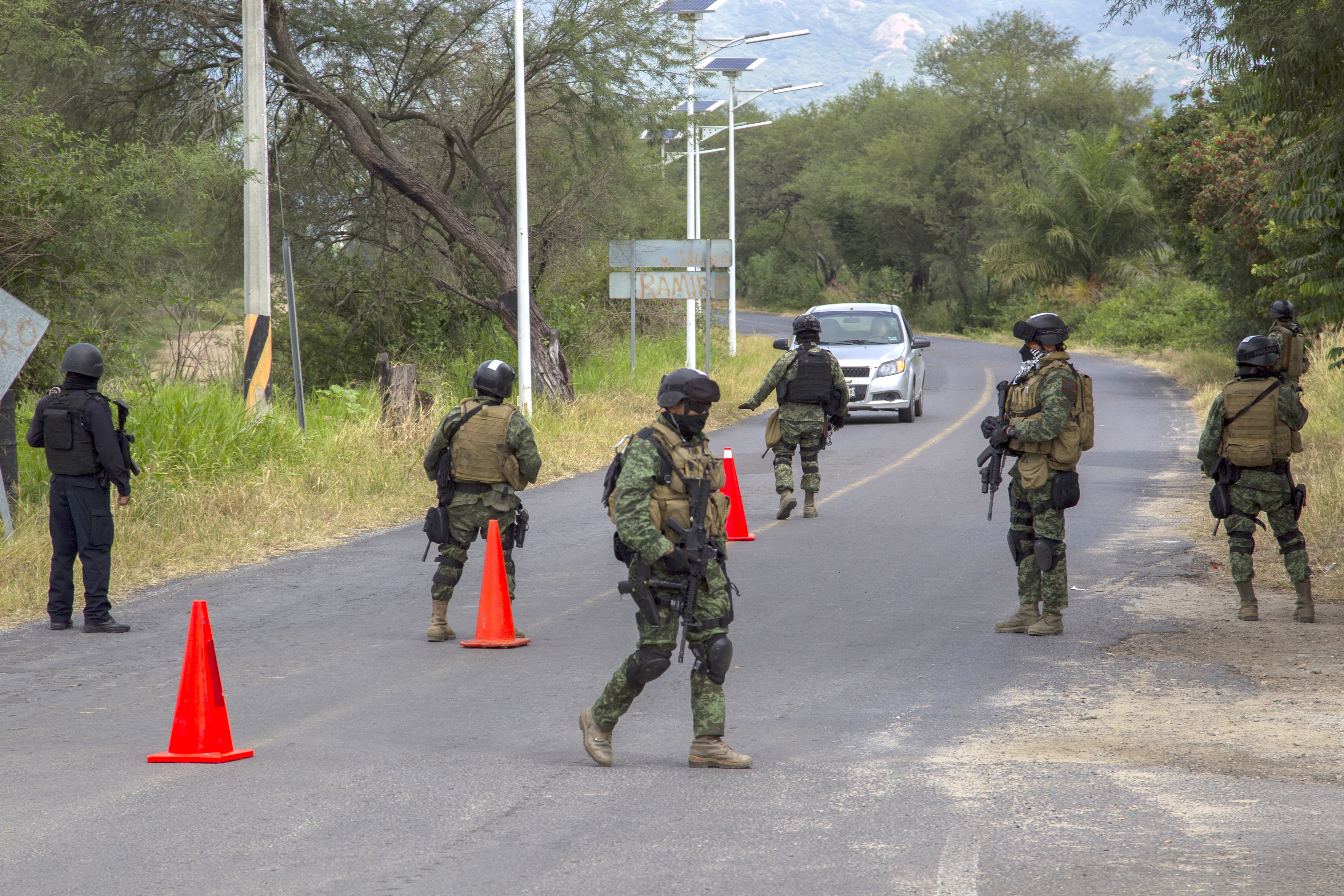 Mexican special forces man a checkpoint in San Antonio Matute, Jalisco State, Mexico on September 22, 2015 after a clash with gangs. AFP PHOTO/HECTOR GUERRERO (Photo credit should read HECTOR GUERRERO/AFP/Getty Images)