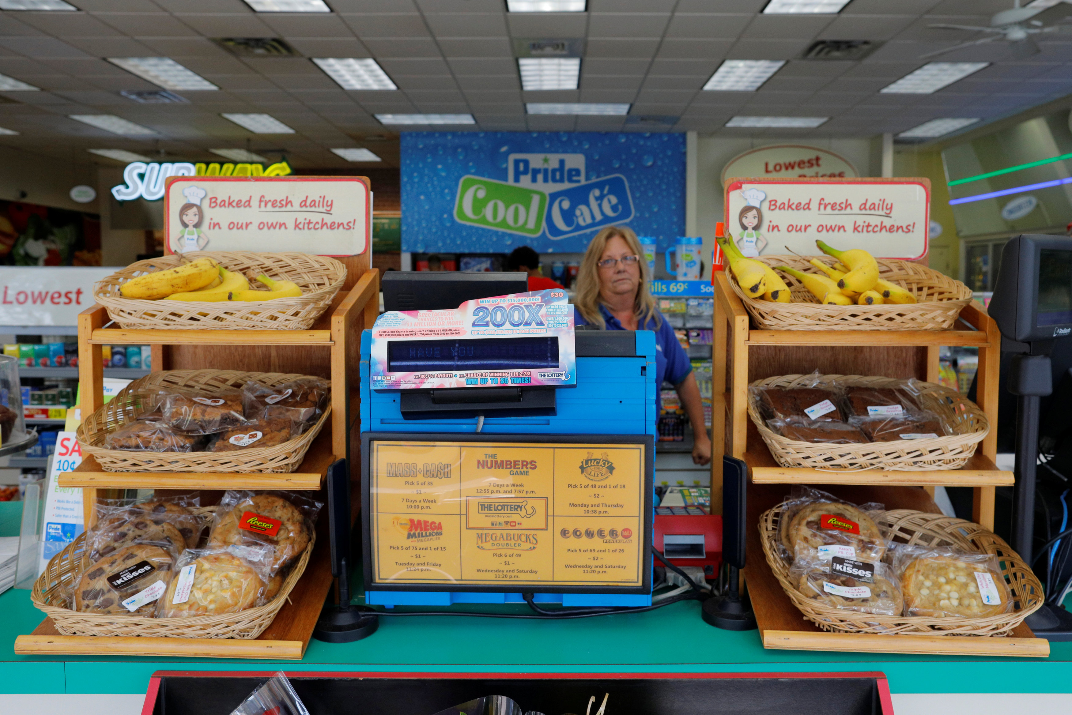 An employee stands behind a lottery machine at the Pride convenience store where a winning more than $750 million Powerball ticket was sold in Chicopee, Massachusetts, U.S., August 24, 2017. (REUTERS/Brian Snyder)