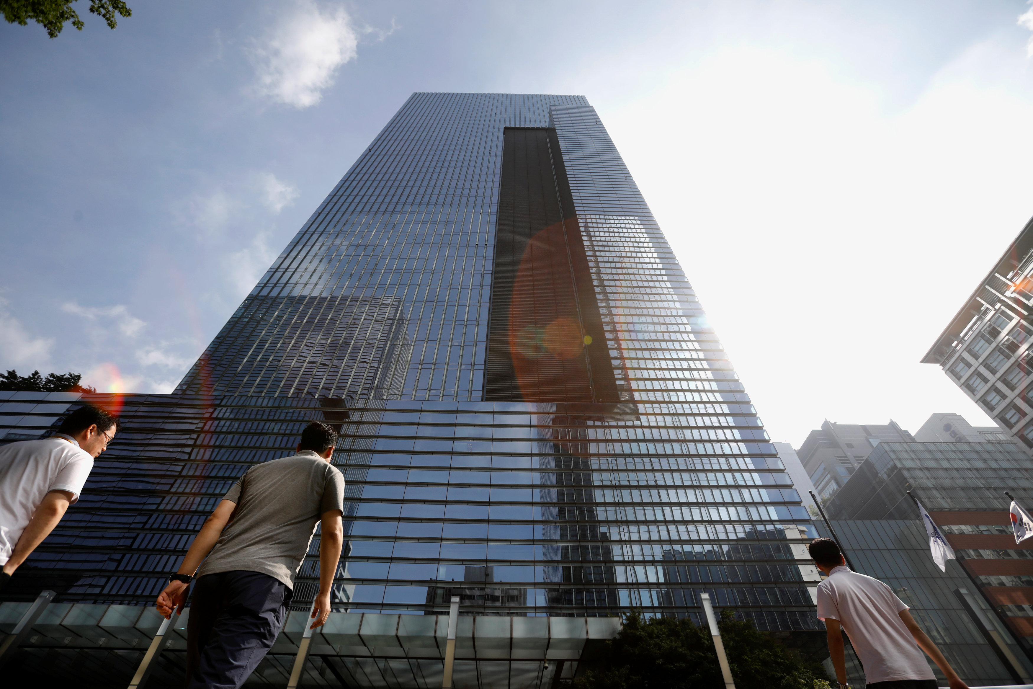Employees walk past a Samsung Electronics office building in Seoul, South Korea on August 25, 2017. (REUTERS/Kim Hong-Ji)