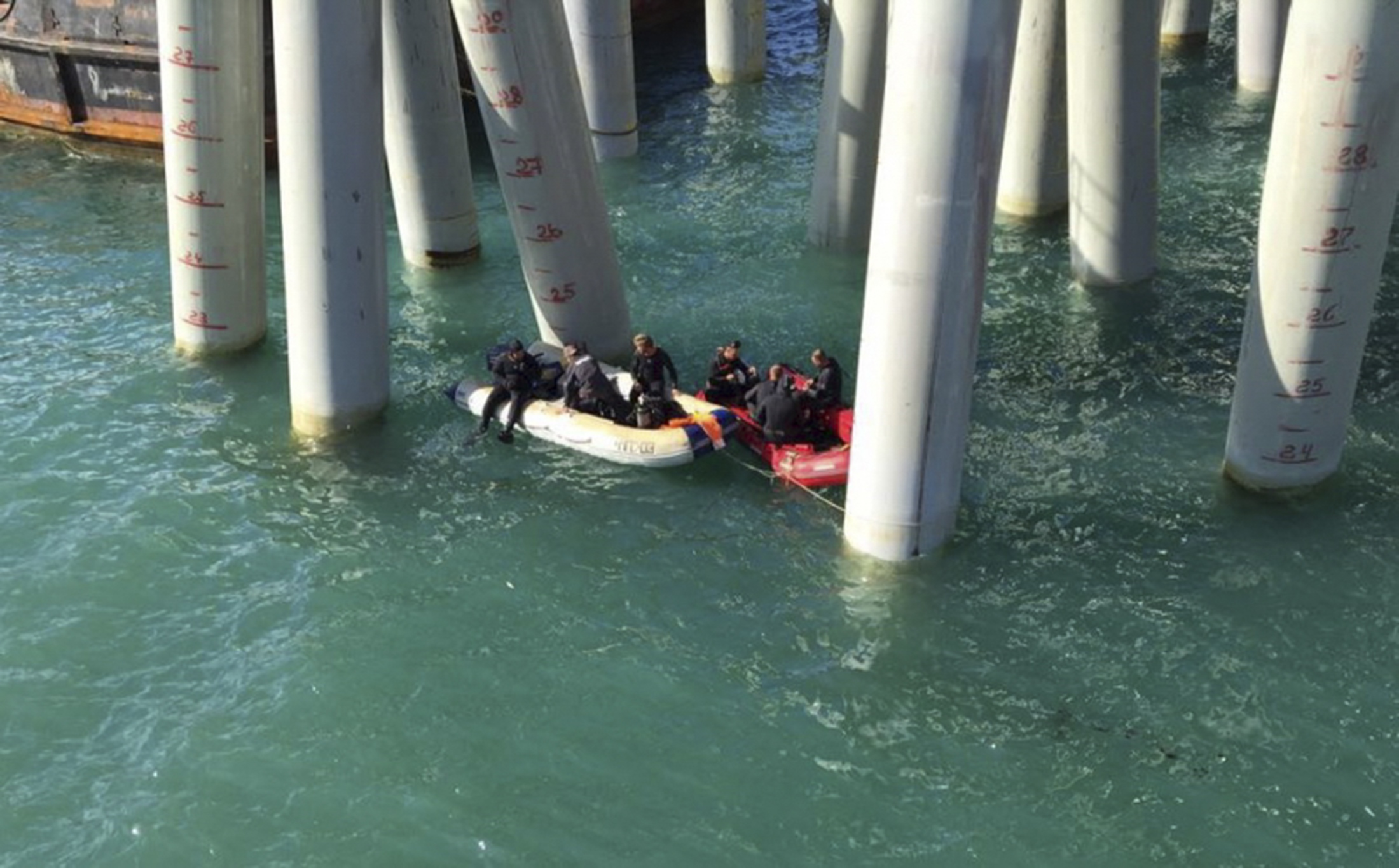 Rescuers work near a pier after a bus carrying a group of workers plunged into the Black Sea outside the settlement of Volna in the Krasnodar region, Russia on August 25, 2017. (Russian Emergencies Ministry/Handout via REUTERS)