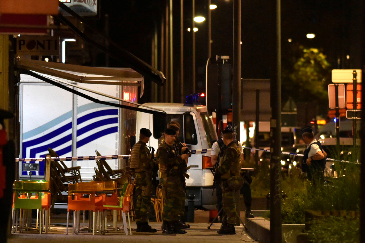 Policemen and Belgian soldiers react on the scene after Belgian soldiers shot a man who attacked them with a knife, in Brussels, Belgium on Aug. 25, 2017. (REUTERS/Eric Vidal)