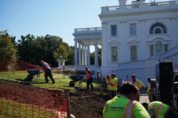 Workers are seen on the lawn outside of the Brady Briefing Room as the White House undergoes renovations on August 9, 2017 in Washington, DC. / AFP PHOTO / MANDEL NGAN        (Photo credit should read MANDEL NGAN/AFP/Getty Images)