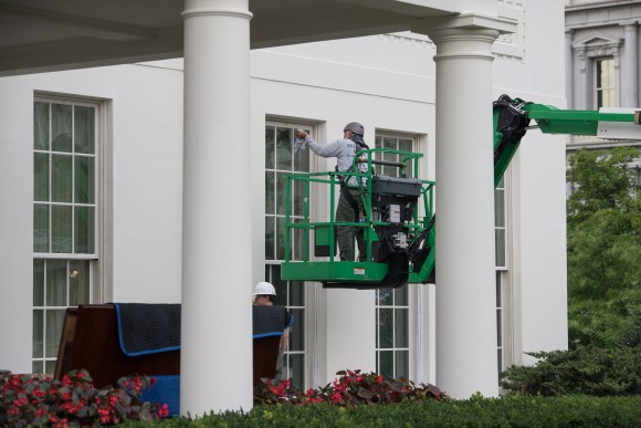 Workers work on renovations on the West Wing of the White House on Aug. 14, 2017. (NICHOLAS KAMM/AFP/Getty Images)