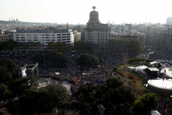 People gather at Plaza Catalunya as they take part in a march of unity after the attacks last week, in Barcelona, Spain, August 26, 2017. (Reuters/Juan Medina)