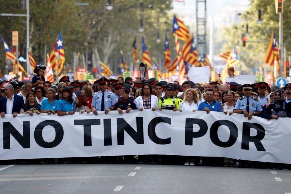 Representatives of rescue workers, police, health workers and citizens hold banner reading "We are not afraid" during a march of unity after last week attacks, in Barcelona, Spain, August 26, 2017. (Reuters/Juan Medina)