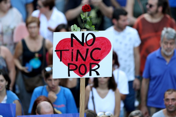 A sign that reads "We are not afraid" is seen during a march of unity after the attacks last week, in Barcelona, Spain, August 26, 2017. (Reuters/Albert Gea)