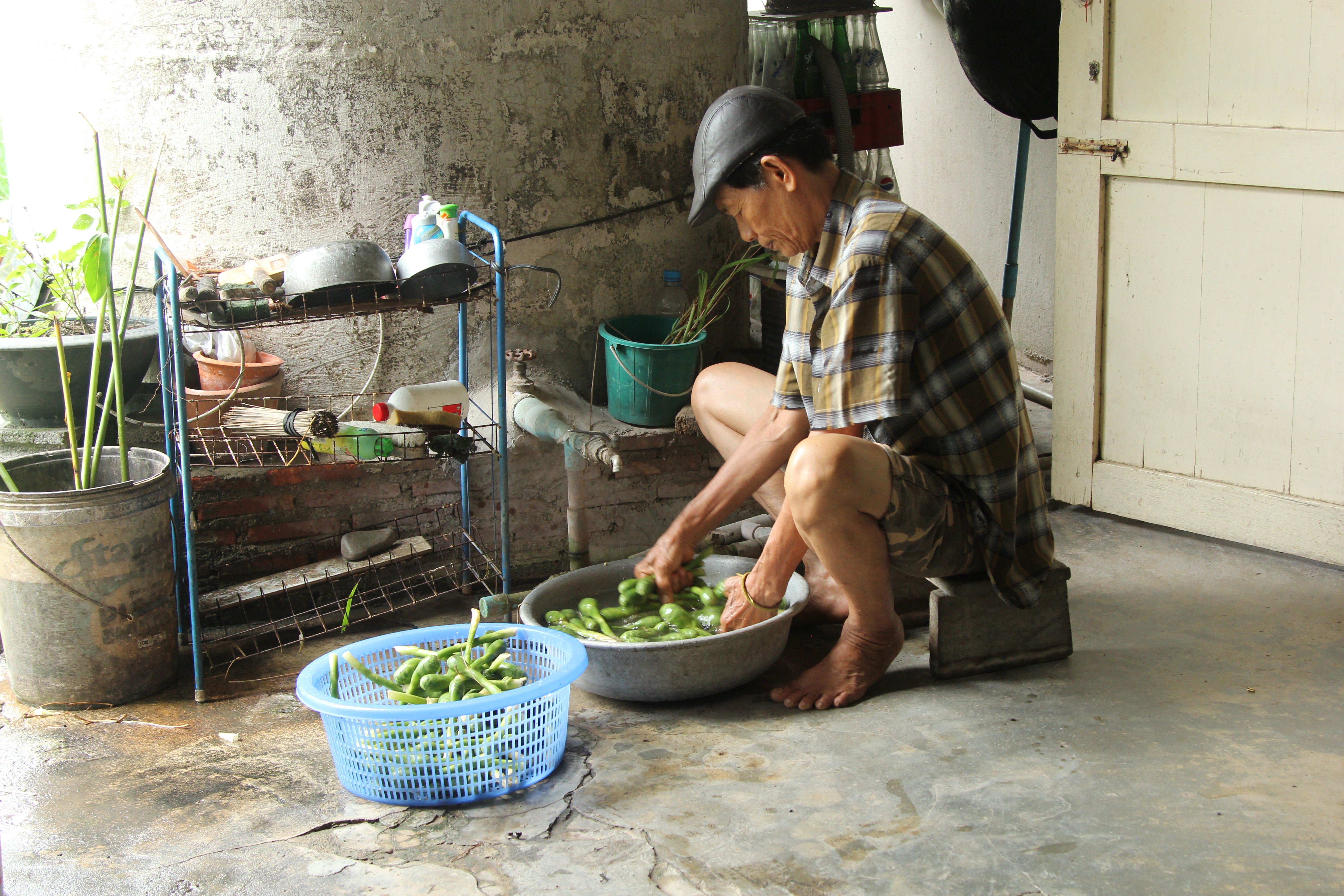 Nangsao Chonghaanotai washes vegetables in Map Ta Phut, Thailand, where residents are unable to easily access information about whether their water is safe for irrigation, drinking, or other uses. (Laura Villadiego)