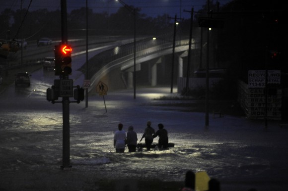 Residents wade through floodwater after Hurricane Harvey inundated the Texas Gulf coast with rain causing widespread flooding, in Houston, Texas, U.S. August 28, 2017. Picture taken August 28, 2017. (Reuters/Nick Oxford)