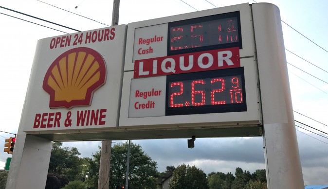 Gasoline Prices are seen at a service station in Michigan, U.S., August 31, 2017. (REUTERS/Joe White)