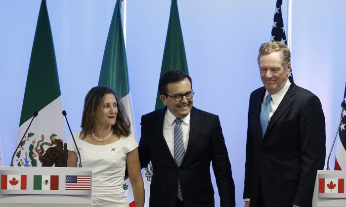 (L-R) Foreign Affairs Minister Chrystia Freeland, Mexico's Secretary of Economy Ildefonso Guajardo Villarreal, and U.S. Trade Representative Robert Lighthizer, take part in a press conference regarding the second round of NAFTA renegotiations in Mexico City on Sept. 5, 2017. (AP Photo/Marco Ugarte)