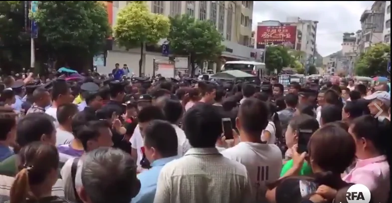 Thousands of students' parents in Guizhou's Anlong County took to the streets on September 5, 2017, after finding rotten meat delivered to the school cafeteria. (Screenshot via RFA)