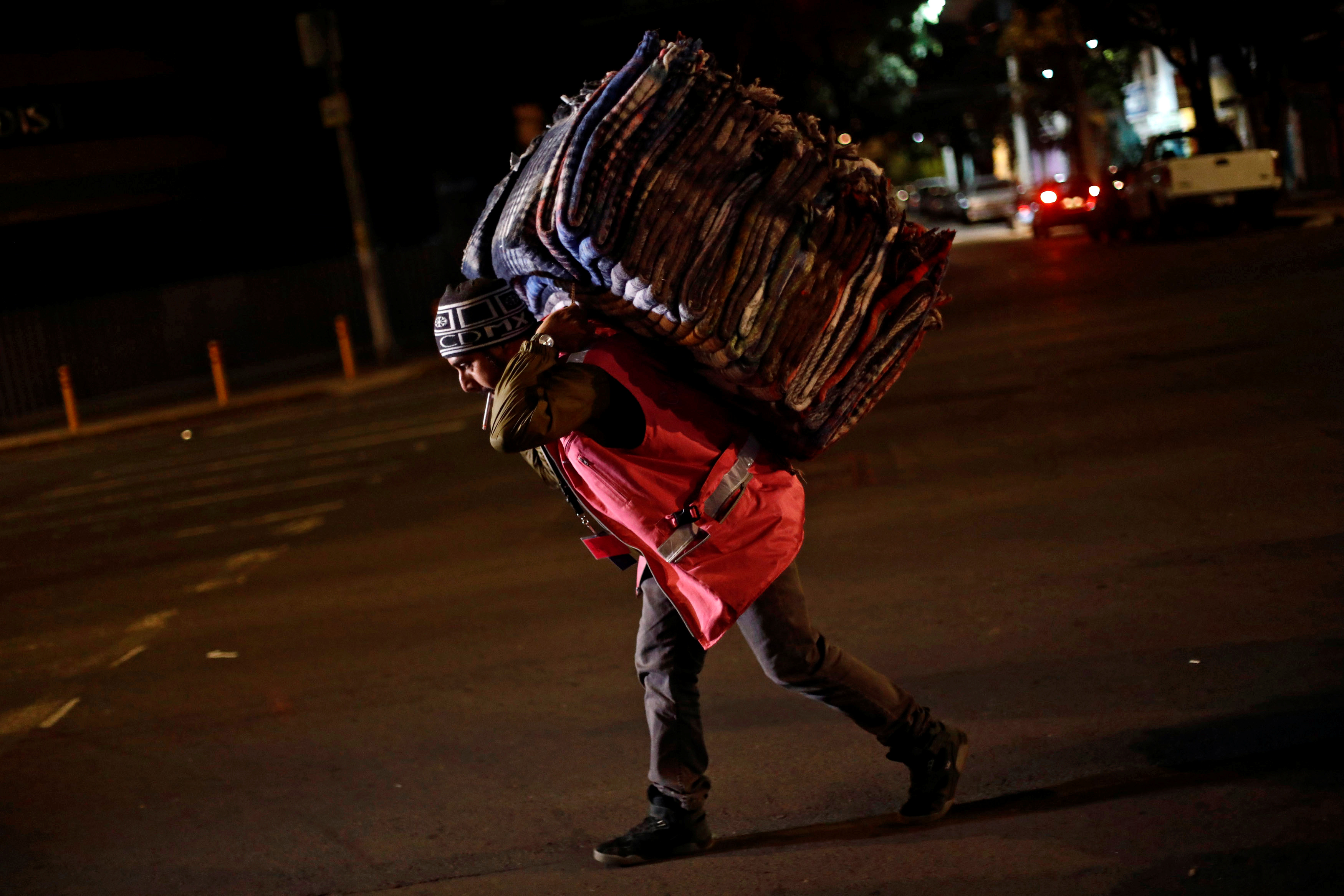 A volunteer carries blankets after an earthquake hit Mexico City, Mexico on Sept. 8, 2017. (REUTERS/Edgard Garrido)