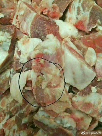 Rotted pork delivered to school cafeteria with worms swarming. (via Wechat)
