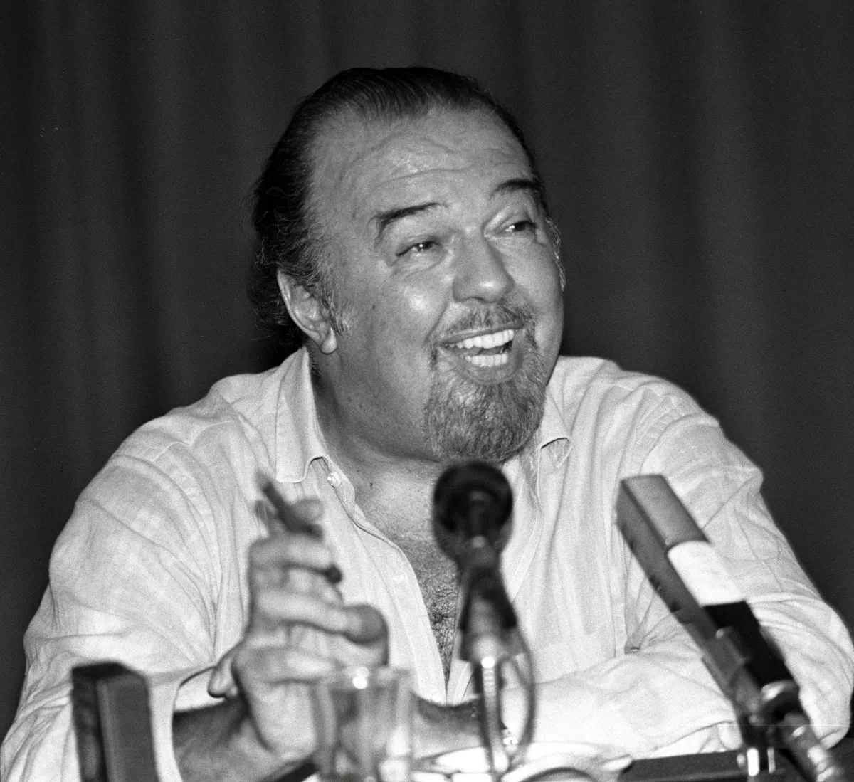 File photo: British national theatre director Sir Peter Hall talks to journalists during a press conference in Athens, Greece, August 8, 1988. (Reueters/Yannis Behrakis/File Photo)
