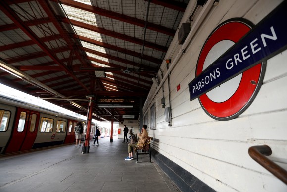 Passengers wait to for a train at Parson's Green Underground station after it reopened following an explosion on a rush hour train yesterday morning, in London, Britain, September 16, 2017. (Reuters/Peter Nicholls)