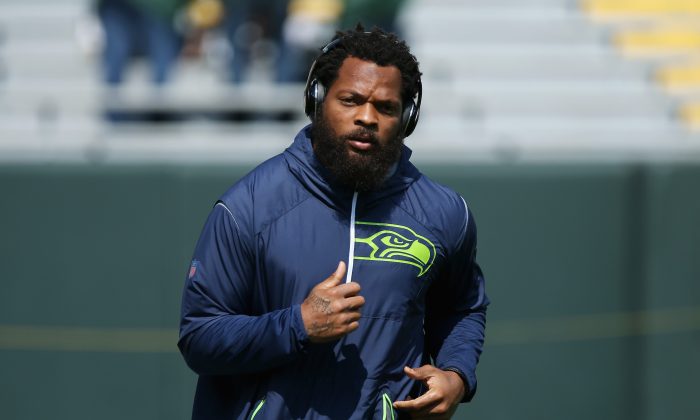 Michael Bennett #72 of the Seattle Seahawks warms up before the game against the Green Bay Packers at Lambeau Field on September 10, 2017 in Green Bay, Wisconsin.  (Photo by Dylan Buell/Getty Images)